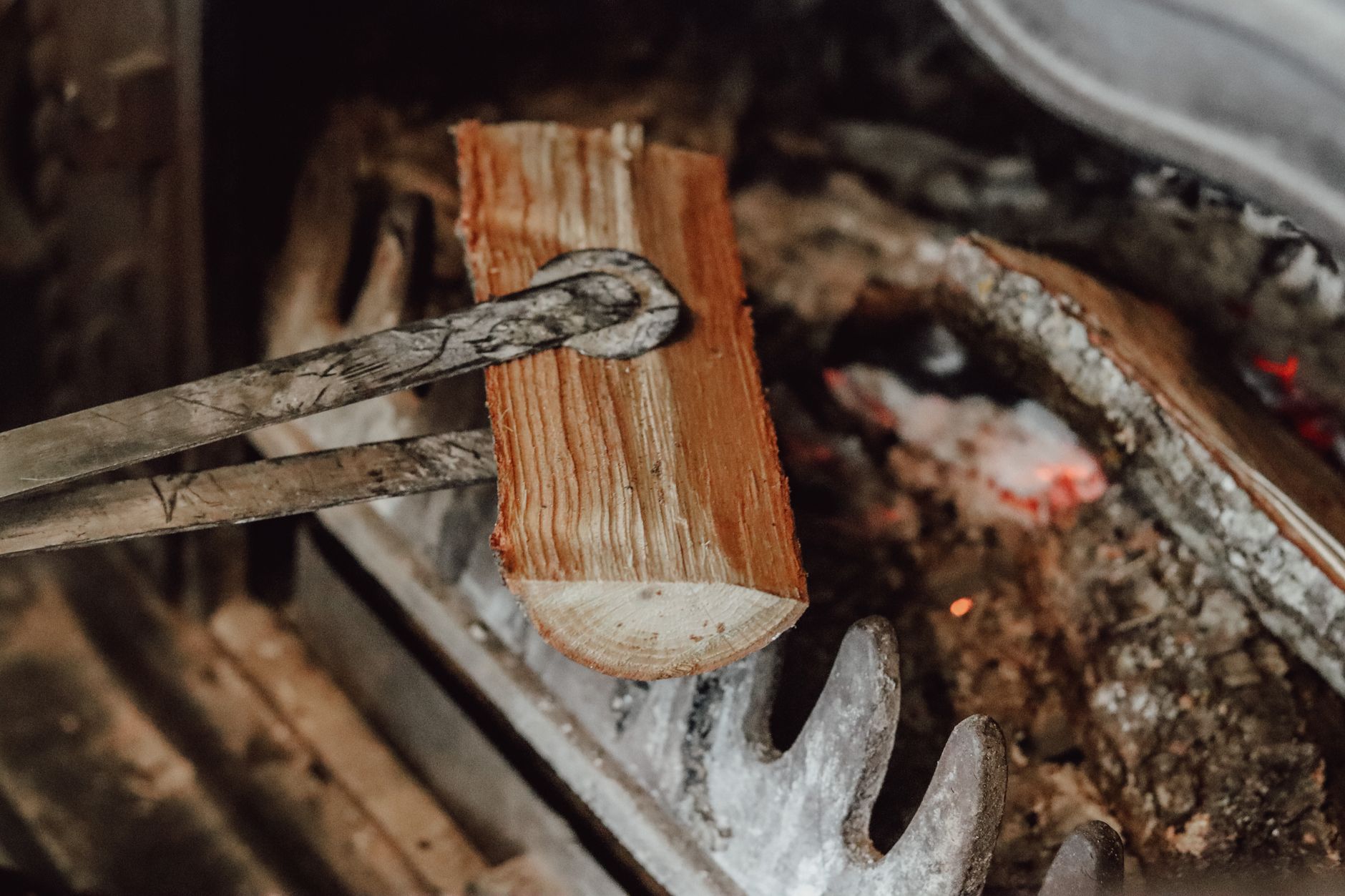 Thermomètre de conduit, seau à cendres : les accessoires utiles